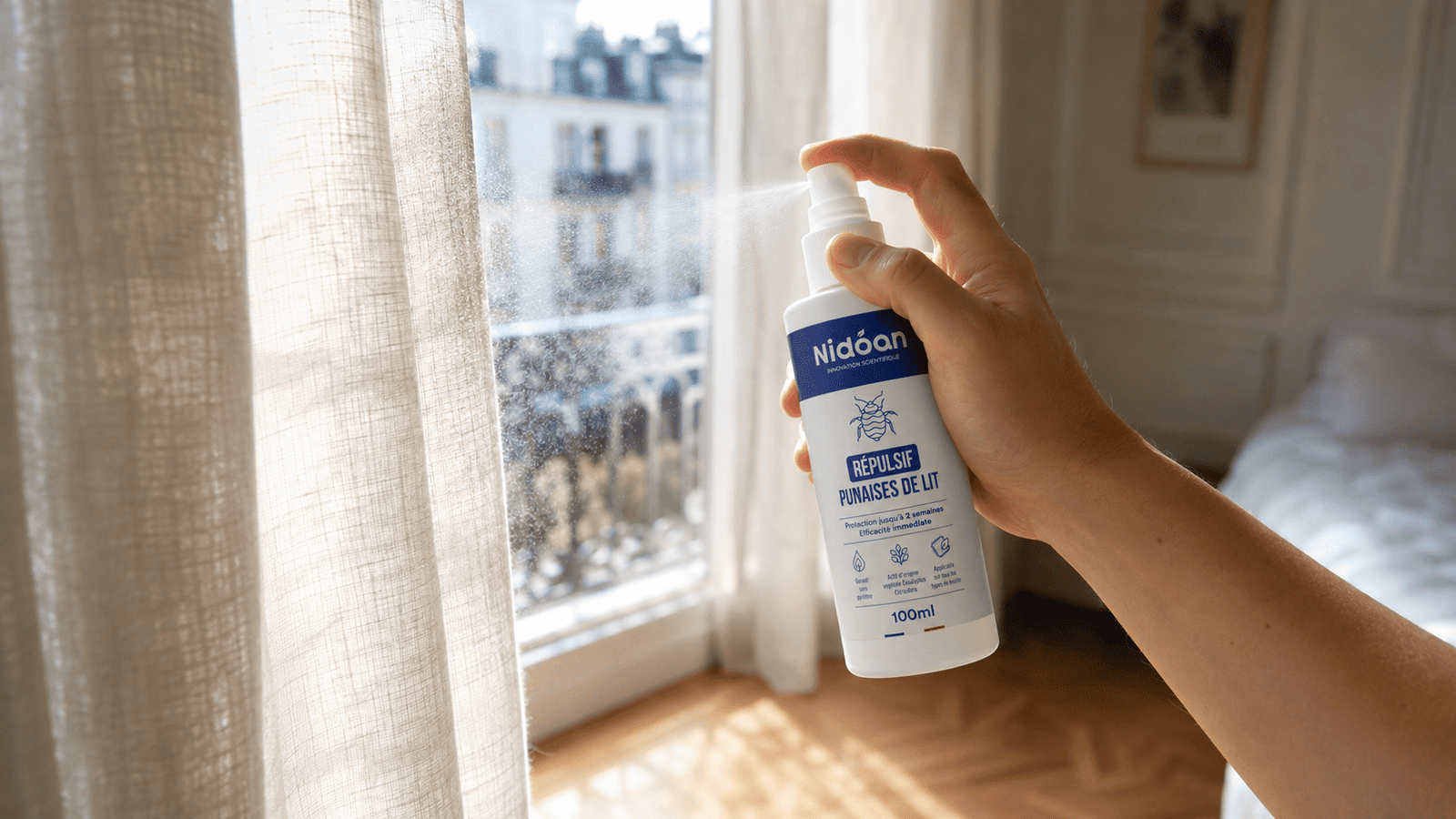 Pulvérisation du spray répulsif punaises de lit Nidoan sur un rideau dans un appartement - illustration générée par IA.