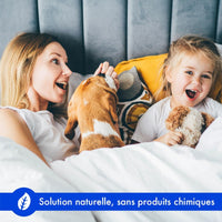 Mère et enfant allongés dans un lit : solution naturelle contre les punaises de lit, sans produits chimiques
